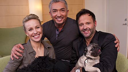 Julie Ølgaard og Dennis Knudsen sammen med Cesar Millan.