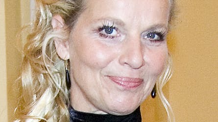 Benedikte nyder de mange gaver, og ud af højtalerne i lejligheden på Frederiksberg i København strømmer blandt andet dejlig klassisk musik. Benedikte havde nemlig ønsket sig musik af alle venner og familie.