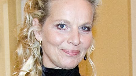 Benedikte Hansen har været på Det Kongelige Teater i 18 år, og er på TV nok mest kendt for sin rolle som kriminalreporter i Rejseholdet.