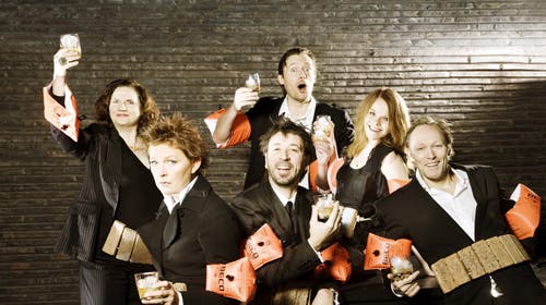 Tina Gylling Mortensen er kunstnerisk leder af Mammutteatret sammen med den ene af Revy 08's instruktører, Claus Flygare. Her ses hun yderst til venstre med resten af revy-holdet.