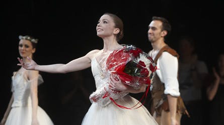 Kirsten Simone, Sorella Englund, Peter Bo Bendixen, Gitte Lindstrøm, Kenneth Greve og Rose Gad var blandt de mange af Silja Schandorffs kolleger, der havde taget festtøjet på for at hylde ballerinaen, da hun onsdag aften dansede af.