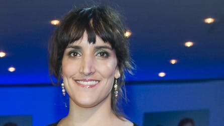 Dina Al-Erhayem er vært på det nye program ?Univers? på DR2. Programserien beskæftiger sig med tro og etik og indeholder interviews med flere stjerner, heriblandt Jan Guillou.