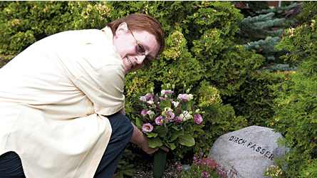 Selvfølgelig skulle Dorte en tur på kirkegården i Dragør og sætte en buket på sin fars grav. ? Det var mig selv, der valgte stenen i 1980, da Dirch døde.