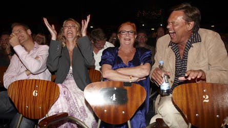 Der blev grinet igennem, da Andreas bo Pedersen, Ditte Hansen, Lisbet Dahl og Ulf Pilgaard så sig selv parodieret på scenen. Henrik Lykkegaard skimtes grinende mellem Ditte og Lisbet.