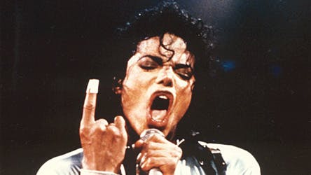 Danskerne kan komme mded direkte til Michael Jacksons mindehøjtidelighed i Staples Center i Los Angeles, når DR-TV sender live TV tirsdag.
