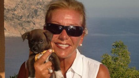 Dorthe Kollo med hunden Prins Bruno.