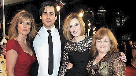 https://imgix.billedbladet.dk/media/billedbladet/kendte/nyheder/downton-abbey/downton-abbey-januar-2012-aop.jpg