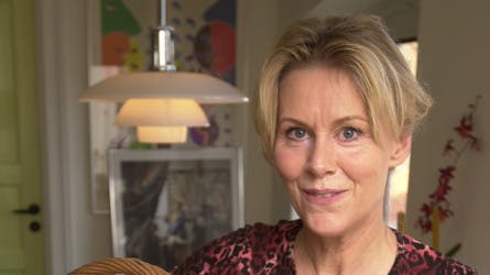 Jannie Faurschou er uddannet skuespiller fra Odens Teater. I øjeblikket er hun aktuel med forestillingen ?Yamaz? på CaféTeatret.