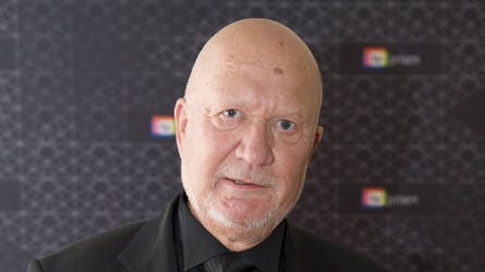 DR har tidligere forsøgt sig med komedie-serier af forskellig art, men uden det store held. Senest blev en otte millioner kroners-seriesatsning skrottet, fordi den ikke var sjov nok.