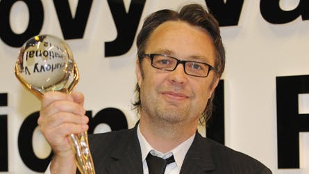 Det er en roman af Erling Jepsen, der danner grundlaget for Frygtelig lykkelig ? en ny dansk film af Henrik Ruben Genz, der lige har vundet førsteprisen ved Karlovy-Vary filmfestival i Tjekkiet. Det var også en Erling Jepsen-roman, der lå bag succes-filme