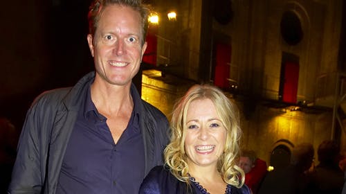 Tidligere tv-vært Lise Mühlhausen og hendes mand Peter Mygind blev svinet til af en vred tv-seer. Nu arbejder Lise Mühlhausen med at hjælpe værterne til bedre at håndtere kritik.