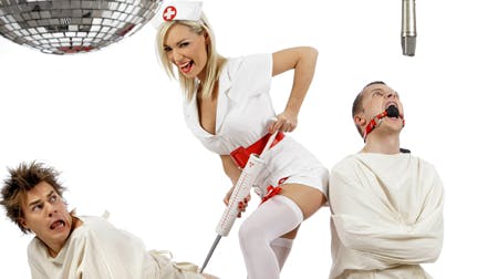 DR betegner Mascha Vangs nye arbejdsplads DAB-kanalen P5000 som ??fest, spas og musik fra dansegulvet - 24 timer i døgnet.? Hun får selskab af to mandlige medværter: Anders Stjernholm, kendt fra Comedy Fight Club 3 på TV 2 Zulu, og Anders Bonde, der har v