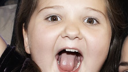 Selvom Ålen hader optrædende børn, anerkender han Mayas store talent og gav hende 1000 kroner til sangundervisning, så hun kan blive endnu bedre.