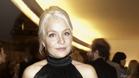 33-årige Signe Lindkvist har en rygrad, der er lavet af jern og korkprop. Sådan forklarer TV-værten og B&U-redaktøren til IN, at hun kom til tops i TV-verdenen trods en barndom præget af mobning.