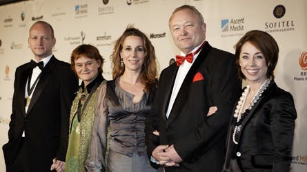 Søren Sveistrup ses her yderst til venstre til sidste års Emmy-fest i New York. Han står sammen med Forbrydelsens producent Piv Bernth, Ann Eleonora Jørgensen, Bjarne Henriksen og Sofie Gråbøl.