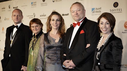 Søren Sveistrup ses her yderst til venstre til sidste års Emmy-fest i New York. Han står sammen med Forbrydelsens producent Piv Bernth, Ann Eleonora Jørgensen, Bjarne Henriksen og Sofie Gråbøl.