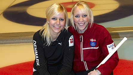 Presset på isen blev åbenlyst lidt for stort for curling-kvinderne, lod deres frustration få frit løb for åben skærm. Her er det søstrene Denise og Madeleine Dupont på isen.