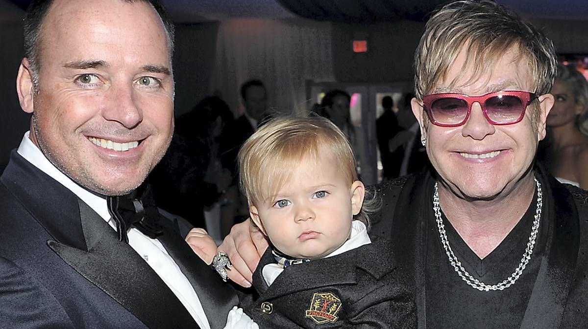 Elton John og David Furnish med deres ældste søn, Zachary.