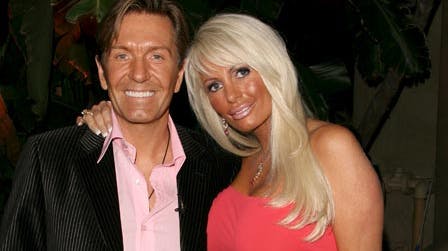 Erik Damgaard har i Berlingske Tidende indrømmet, at han fortryder, at han og kæresten Anni Brinch medvirkede i reality-programmet Erik & Anni goes to Hollywood. Opmærksomheden har været for voldsom, mener han. Nu har parret netop offentliggjort, at Annis
