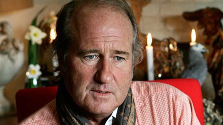 Det var hårdt for Erik Brandt og døtrene Julie og Emilie at sige farvel udenfor Hellerup kirke.