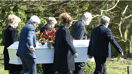 Birgitte Wedersøes kiste på vej til graven. Forrest til venstre hendes storebror, Carl Henrik Koch, tidligere docent ved Københavns Universitet.
