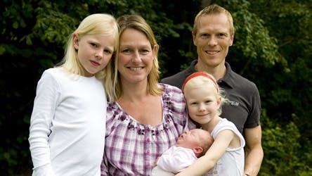 Eskild Ebbesen er lykkelig for familieforøgelsen. Nu har han og konen tre skønne piger.