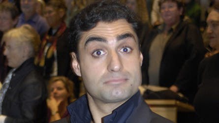 Farshad Kholghi har i flere år markeret sig i indvandrerdebatten, blandt andet med foredrag. Desuden skriver han klummer og er ved at skrive en roman.