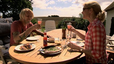 Felix Smith spiser sommerhusfrokost med Helle Thorning-Schmidt