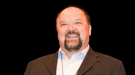 Flemming Jensen har skrevet et satirisk skuespil om slankeindustrien. ?Skrump?, som det hedder, bliver sat op på Folketeatret til efteråret. Ole Thestrup, Asger Reherm Joy-Maria Frederiksen og Pia Rosenbaum er på rollelisten.