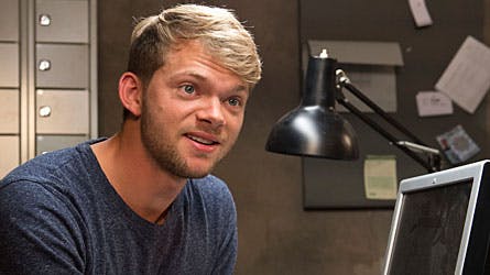 Sigurd Holmen le Dous debuterer i "Forbrydelsen III" som den unge politimand Asbjørn Juncker.
