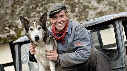 Frank Erichsen alias Bonderøven med sin hund