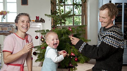 Fremover bliver der en mere til at pynte juletræet - her er det sønnen Johan i midten.