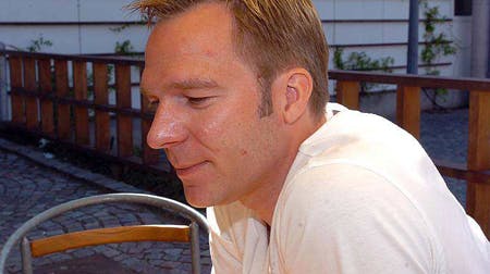 Frederik Lauesen er kommet sig så meget over konens ulykkelige dødsfald, at han er klar til at vende tilbage til TV 2.