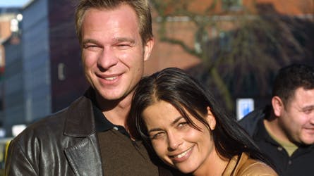 Frederik Lauesens to børn får et beløb, der svarer til børnebidraget frem til deres 18. år. Det indsættes på en konto, som de får afgang til, når de bliver myndige. Det skriver B.T..