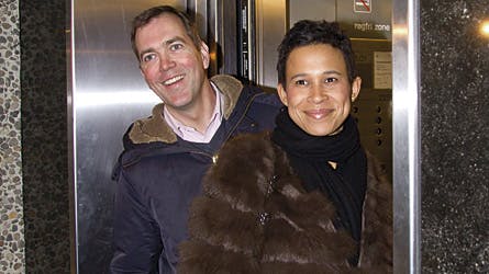 Her er greveparret Ditlev og Jean Ahlefeldt-Laurvig på vej op for at hilse på Mary og tvillingerne på Rigshospitalet sidste år.