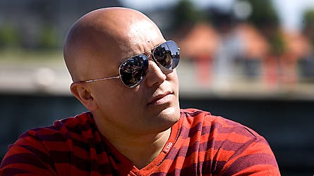 René Dif går en travl sommer i møde. Sammen med Aqua optræder han på Grøn Koncert fra 17.-27. juli, og omtrent samtidig skal han være far igen. Renés kæreste er nemlig sat til at føde i slutningen af juli.