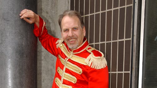 Her ses Jacob Haugaard ved en anden lejlighed i det Sgt Pepper-inspirerede kostume, som han også havde på til et pressearrangement for Grøn Koncert 2008 tirsdag den 2. juni.
