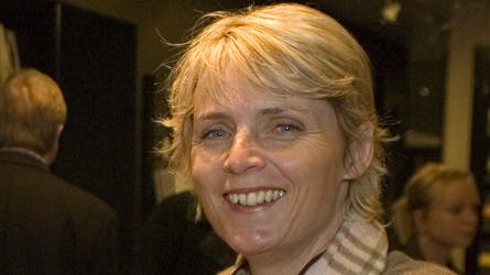 Nu kan Hanne-Vibeke så glæde sig til, at hendes succes-roman, ligesom trilogiens to foregående bøger, bliver til en TV-serien. Optagelserne til ?Dronningeofret? går i gang til næste år.