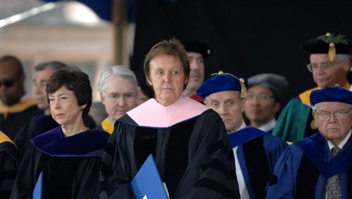 Paul McCartney er blevet tilkendt skilsmisse fra Heather Mills. Nu kan han også fejre, at han er blevet æresdoktor i musik på Yale Universitet.