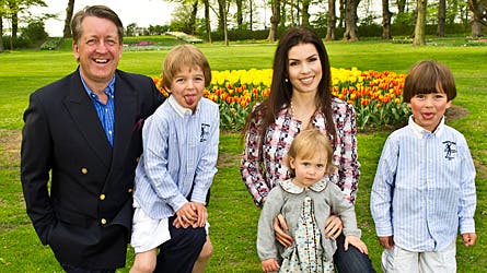 Baron Otto Reedtz-Thott og baronesse Helle med børnene Ludvig, Eloise og Holger.