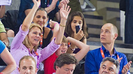 Det ses tydeligt på billedet, at Helle Thorning-Schmidt er faldet i godt selskab med kronprins Frederik og prins Joachim.