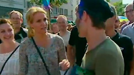 Helle Thorning-Schmidt stødder ind i en bekendt til Copenhagen Pride.