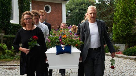 Venner og familie tager et sidste farvel med den folkekære skuespiller Henning Moritzen ved Frederiksberg Kirke.