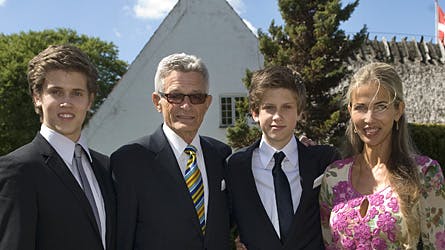 Konfirmanden med far og mor og storebror. Fra venstre: Alexander, 16, Peter Zobel med farverigt slips, konfirmanden Nicolai, 14, og Henriette Zobel.