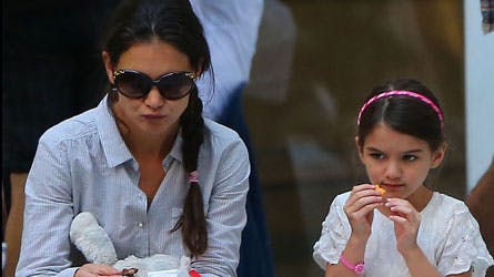 Katie og Suri indtog deres medbragte take away på en trappe i New York