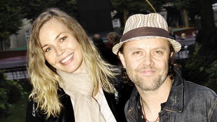 Lars Ulrich bliver sat på plads af sin kæreste Connie Nielsen, der sørger for, at hverdagen er så nede på jorden som muligt.