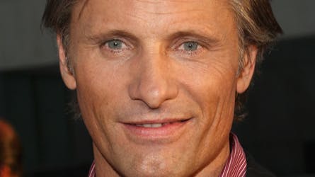 Viggo Mortensen fejrer sin 50-års fødselsdag i Danmark. Han åbner desuden en udstilling med sin kunst i Roskilde.
