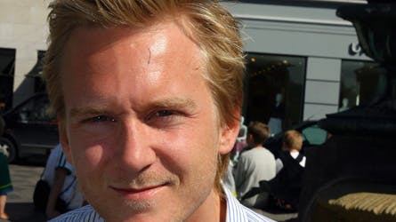 Huxi Bach havde godt humør til overmål, da han mødte nogle lidt mere stramtandede gæster på en shawarmabar nytårsaften. Han dansede og sang for at muntre dem op.