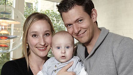 Den lykkelige lille familie Nicole og Anders med lille William.