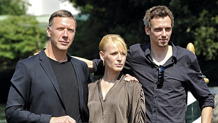 Iben Hjejle poserer foran kameraerne i Venedig sammen med skuespilleren Mikael Persbrandt og den svenske filminstruktør Simon Kaijser.